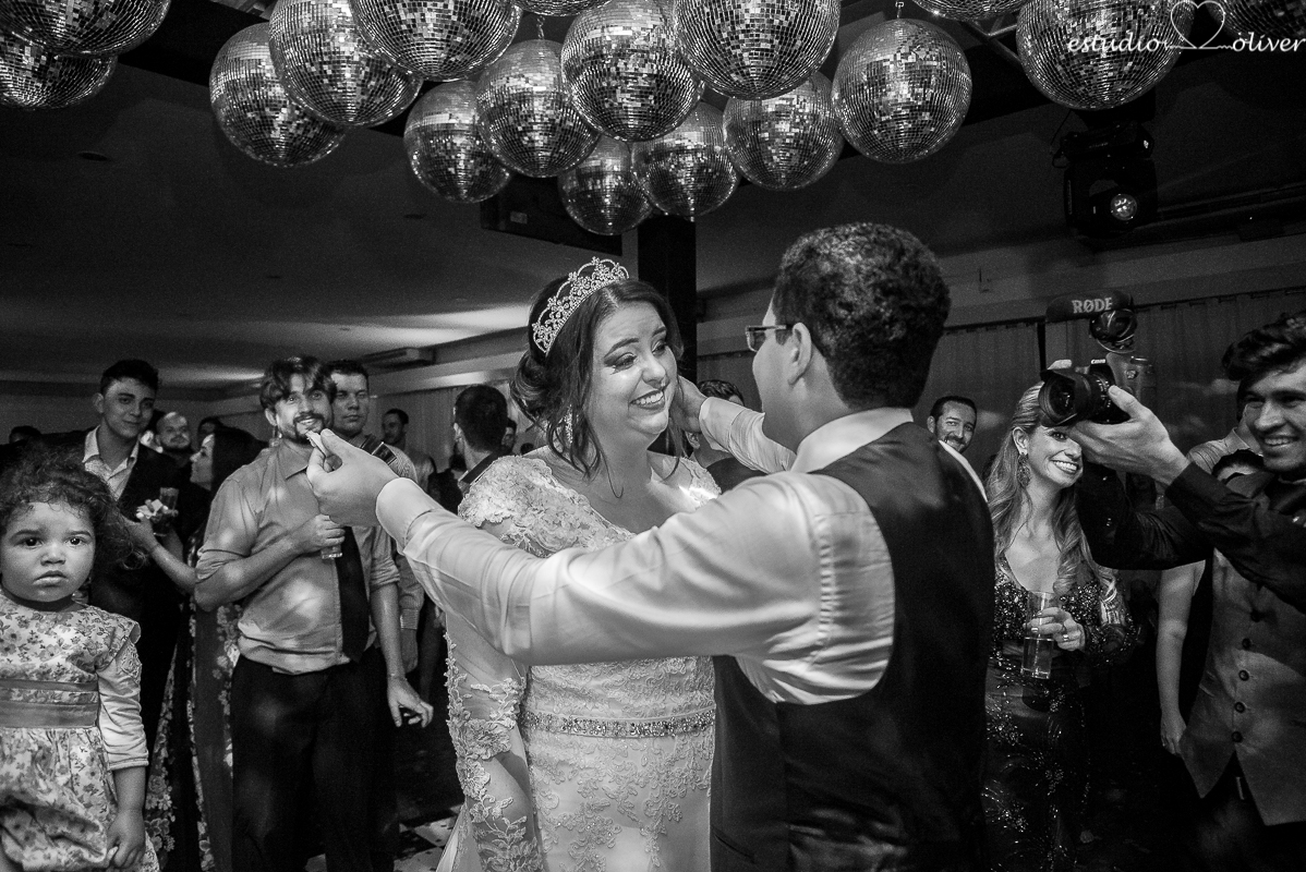 noivo canta para noiva em casamento, casamento em sete lagoa