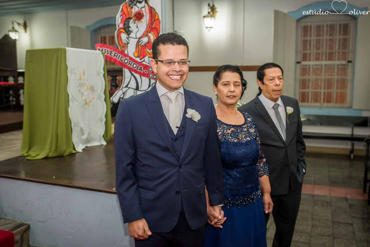 noivo esperando a noiva no altar, casamento em sete lagoa