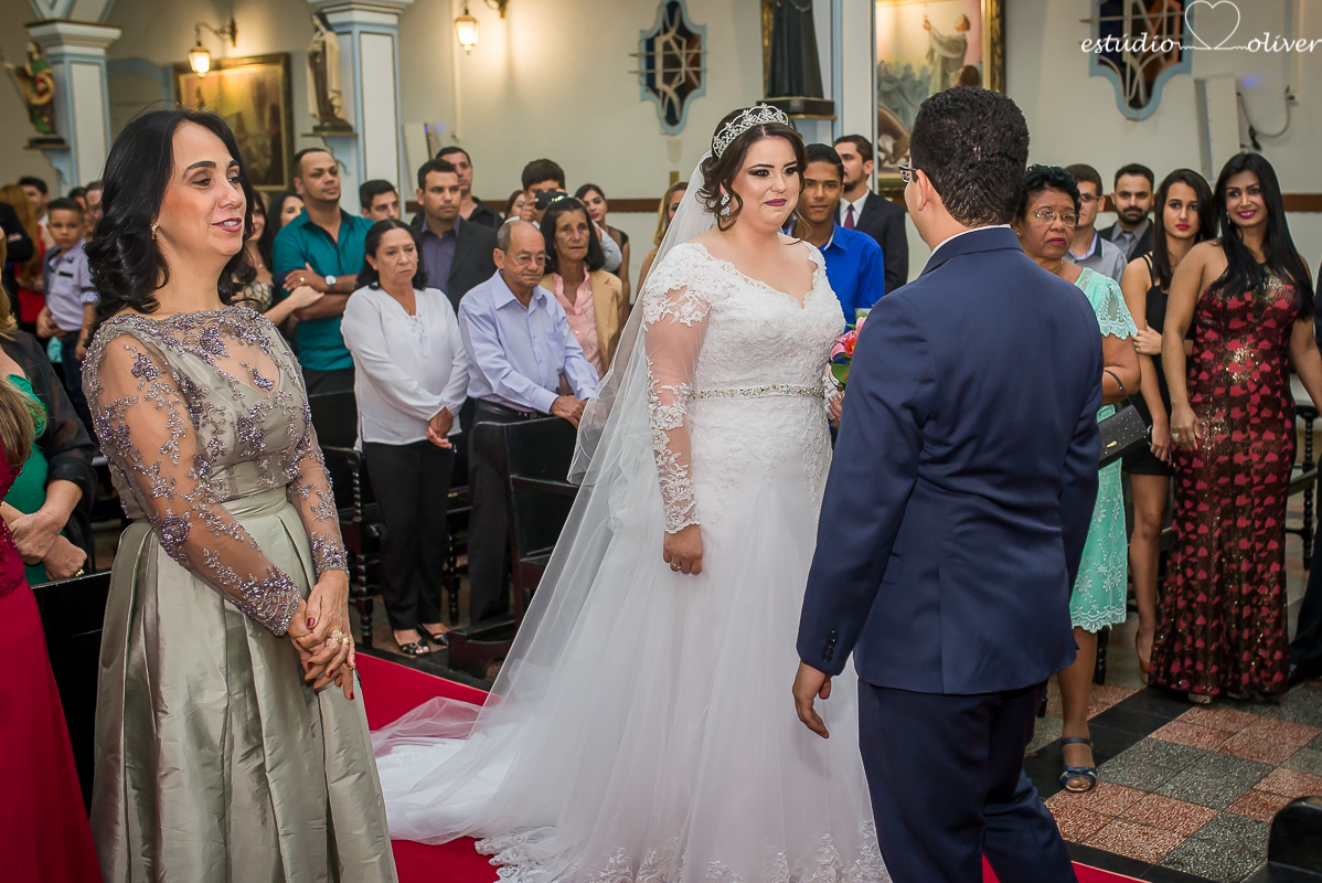 casamento em sete lagoas, noiva entrando na igreja, noiva e pai da noiva