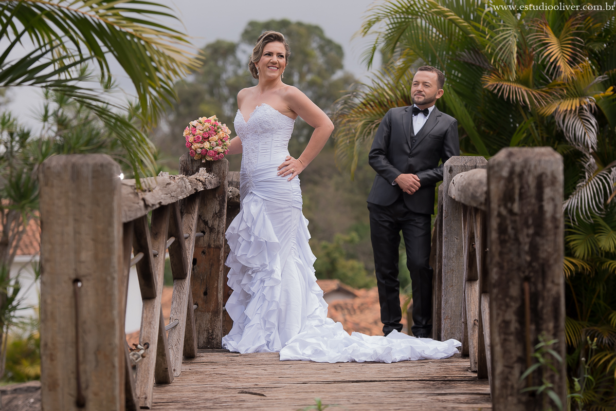 pos casamento,  fotos de pos casamento, fotos romantica, ,  buque colorido, buque rosa coloridas, vestido de noiva,  fotografia de noivos, fotos de noivas, os melhores fotografo de bh, os melhores fotografo de belo horizonte fotografo criativo, ensaio pos