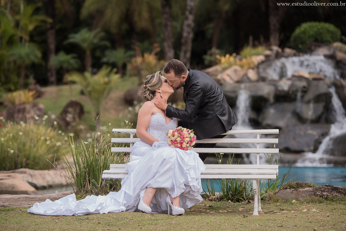 pos casamento,  fotos de pos casamento, fotos romantica, ,  buque colorido, buque rosa coloridas, vestido de noiva,  fotografia de noivos, fotos de noivas, os melhores fotografo de bh, os melhores fotografo de belo horizonte fotografo criativo, ensaio pos