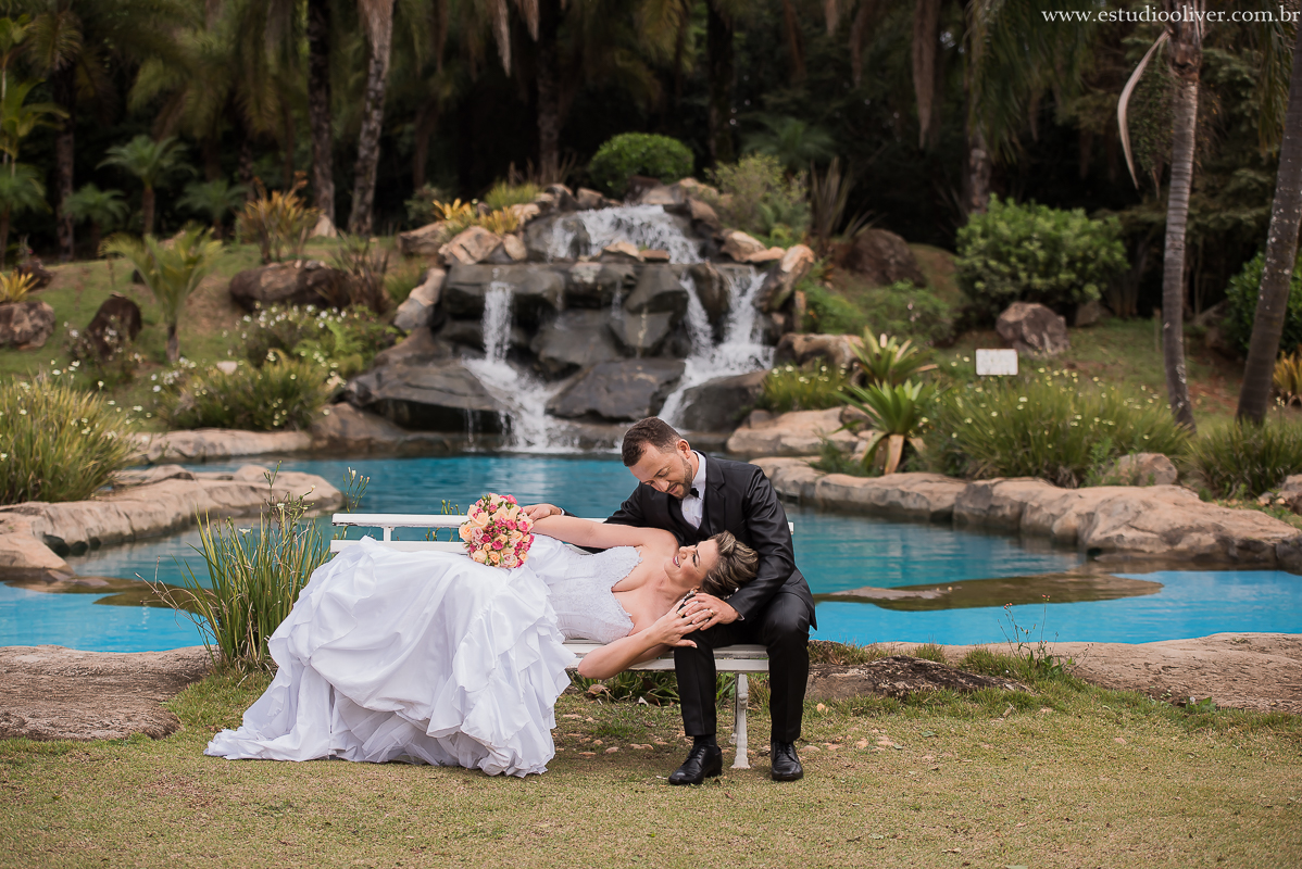 pos casamento,  fotos de pos casamento, fotos romantica, ,  buque colorido, buque rosa coloridas, vestido de noiva,  fotografia de noivos, fotos de noivas, os melhores fotografo de bh, os melhores fotografo de belo horizonte fotografo criativo, ensaio pos