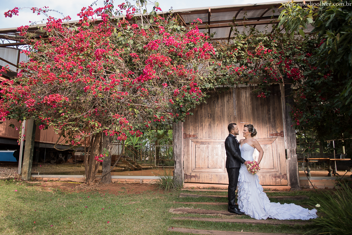 pos casamento,  fotos de pos casamento, fotos romantica, ,  buque colorido, buque rosa coloridas, vestido de noiva,  fotografia de noivos, fotos de noivas, os melhores fotografo de bh, os melhores fotografo de belo horizonte fotografo criativo, ensaio pos