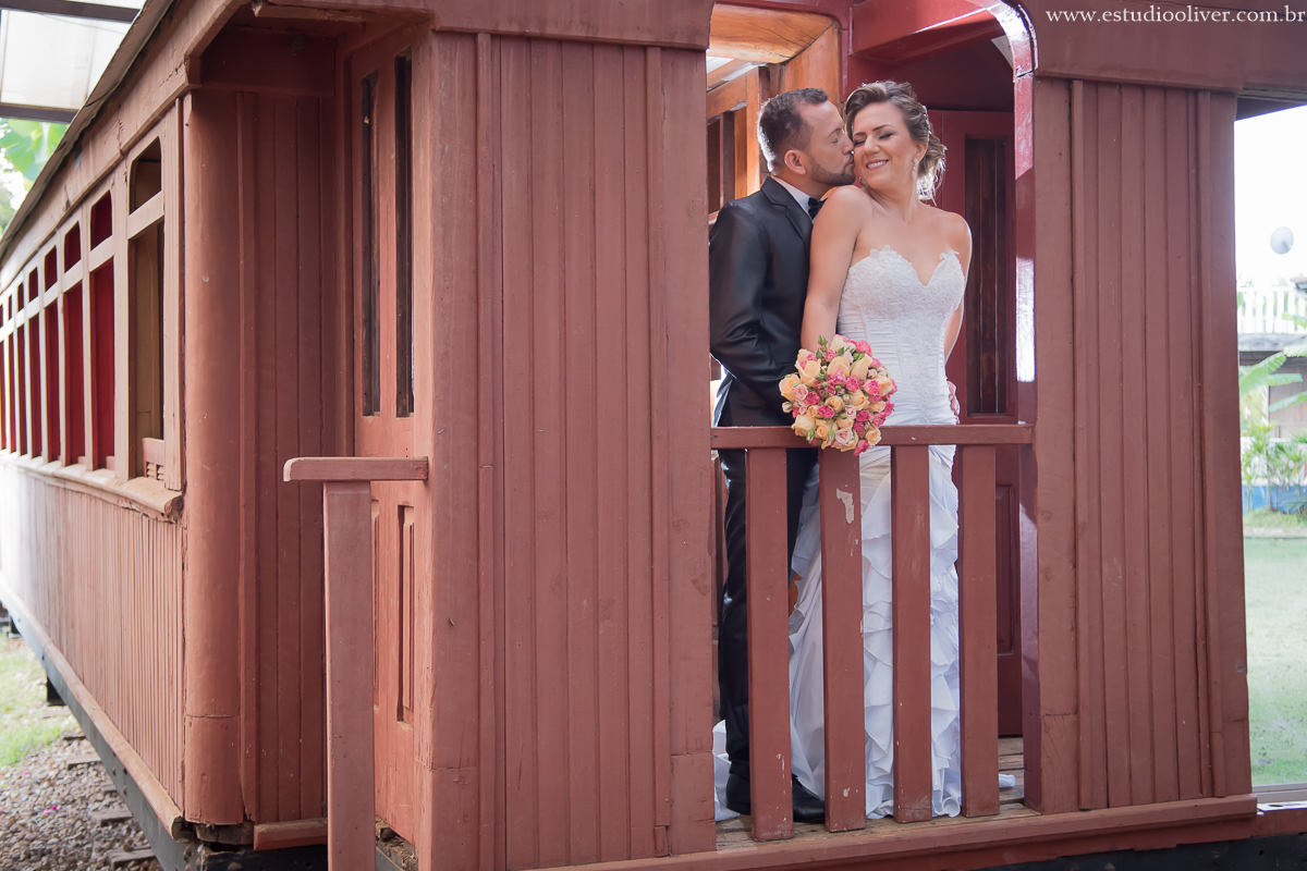 pos casamento,  fotos de pos casamento, fotos romantica, ,  buque colorido, buque rosa coloridas, vestido de noiva,  fotografia de noivos, fotos de noivas, os melhores fotografo de bh, os melhores fotografo de belo horizonte fotografo criativo, ensaio pos