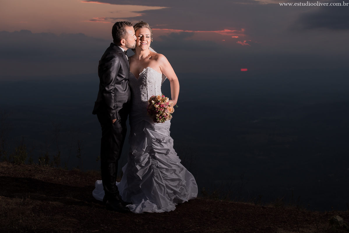 pos casamento,  fotos de pos casamento, fotos romantica, ,  buque colorido, buque rosa coloridas, vestido de noiva,  fotografia de noivos, fotos de noivas, os melhores fotografo de bh, os melhores fotografo de belo horizonte fotografo criativo, ensaio pos
