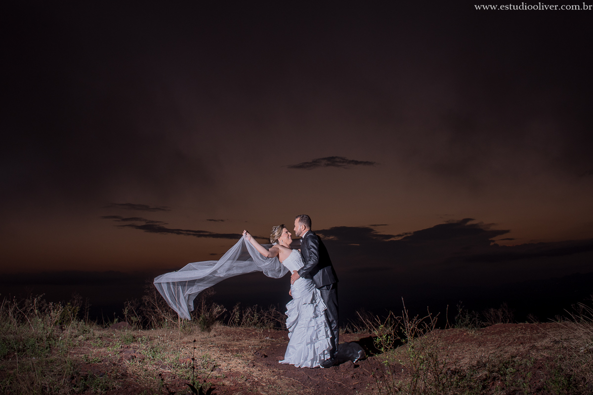 pos casamento,  fotos de pos casamento, fotos romantica, ,  buque colorido, buque rosa coloridas, vestido de noiva,  fotografia de noivos, fotos de noivas, os melhores fotografo de bh, os melhores fotografo de belo horizonte fotografo criativo, ensaio pos
