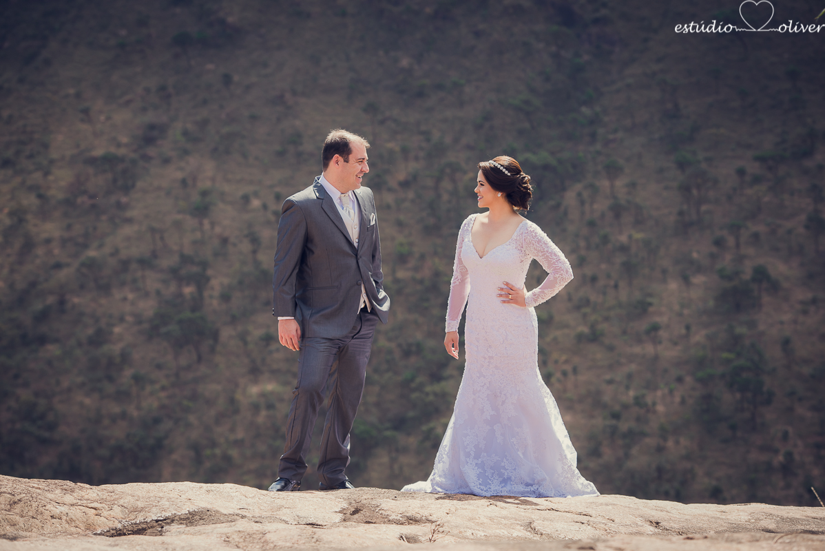 fotografo criativo em belo horizonte, os melhores fotografo de bh, foto ao ar livre, pos casamento, vestida de branco, terno de noivo cinza