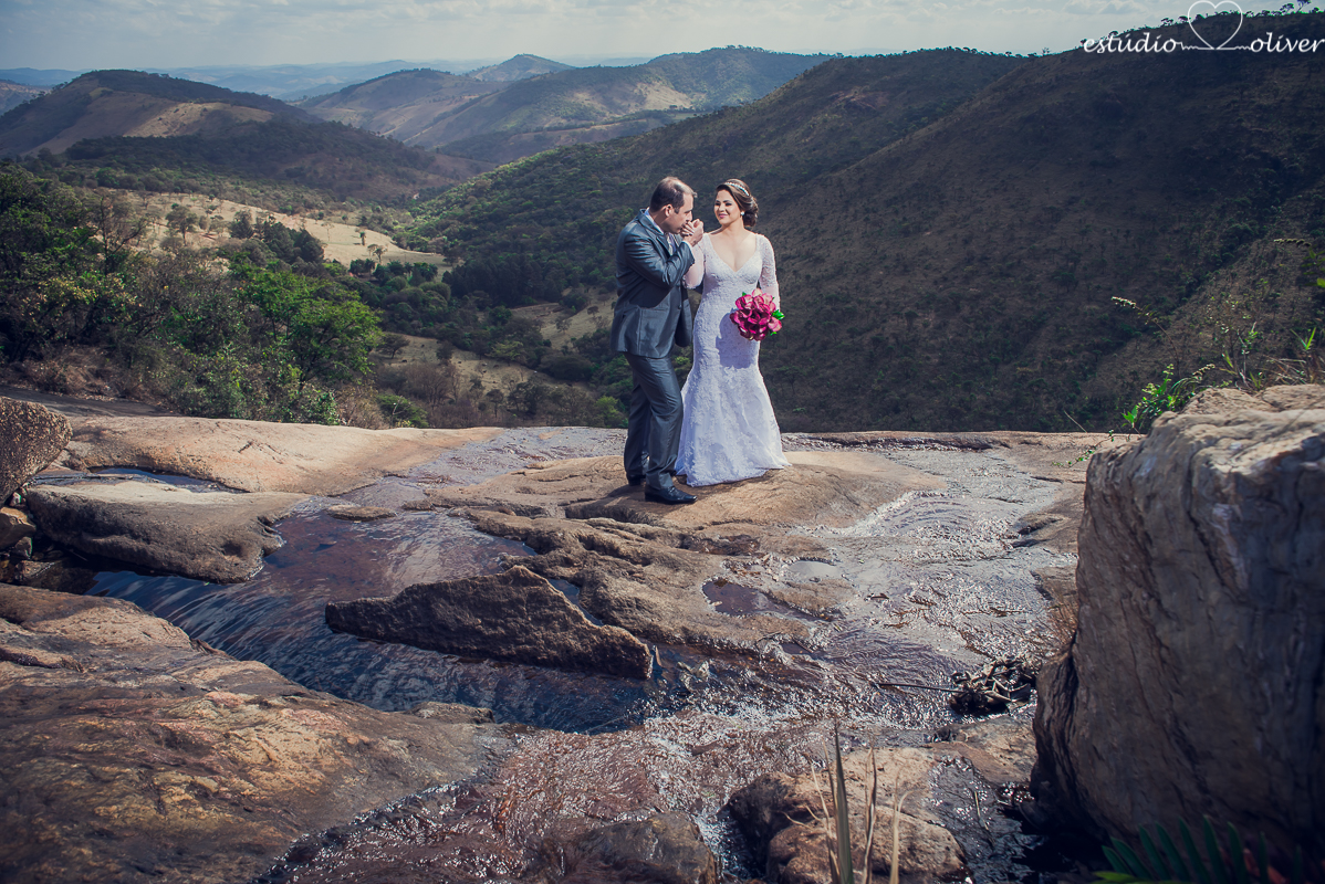 fotografo criativo em belo horizonte, os melhores fotografo de bh, foto ao ar livre, pos casamento, vestida de branco, terno de noivo cinza