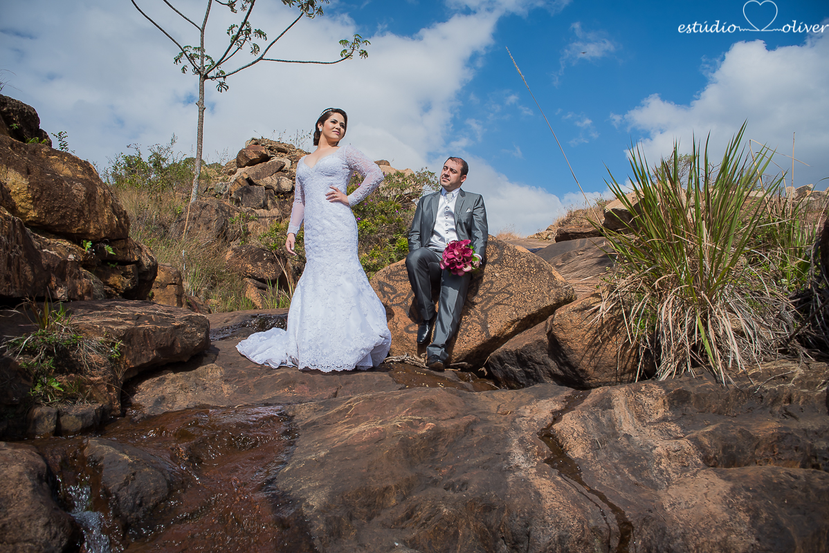 fotografo criativo em belo horizonte, os melhores fotografo de bh, foto ao ar livre, pos casamento, vestida de branco, terno de noivo cinza