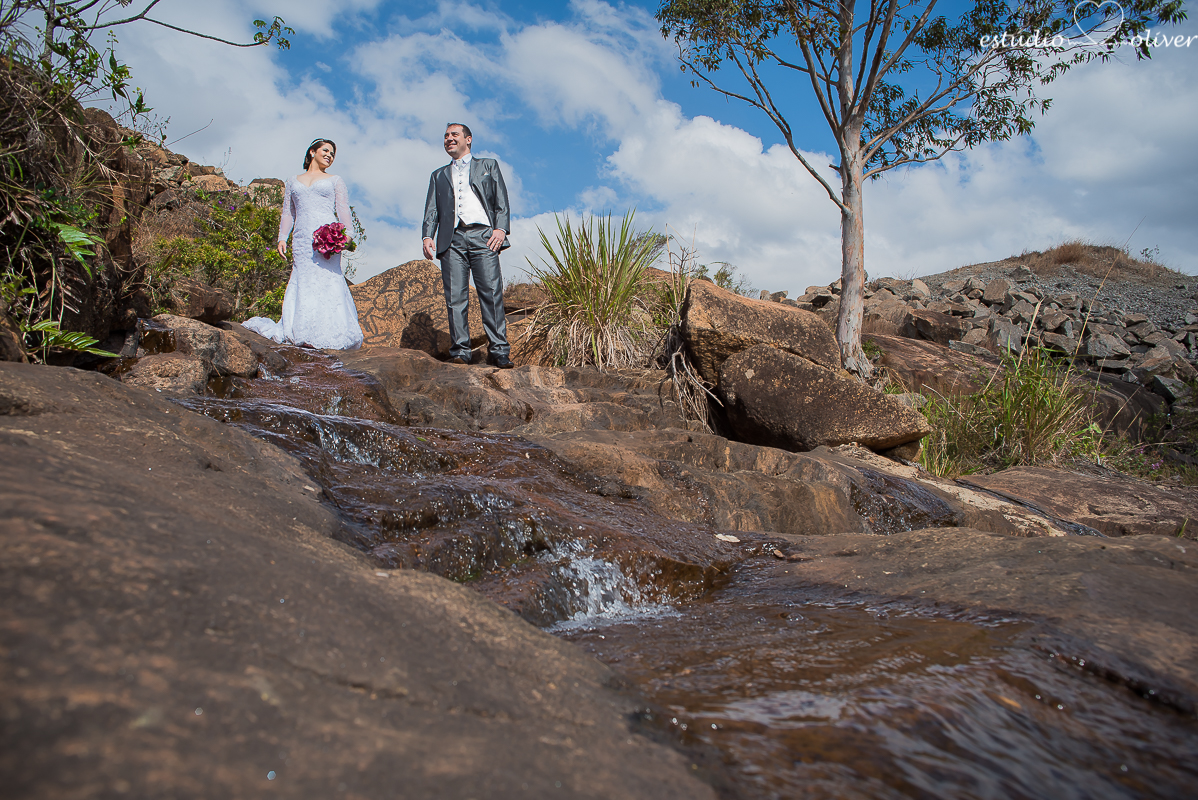fotografo criativo em belo horizonte, os melhores fotografo de bh, foto ao ar livre, pos casamento, vestida de branco, terno de noivo cinza