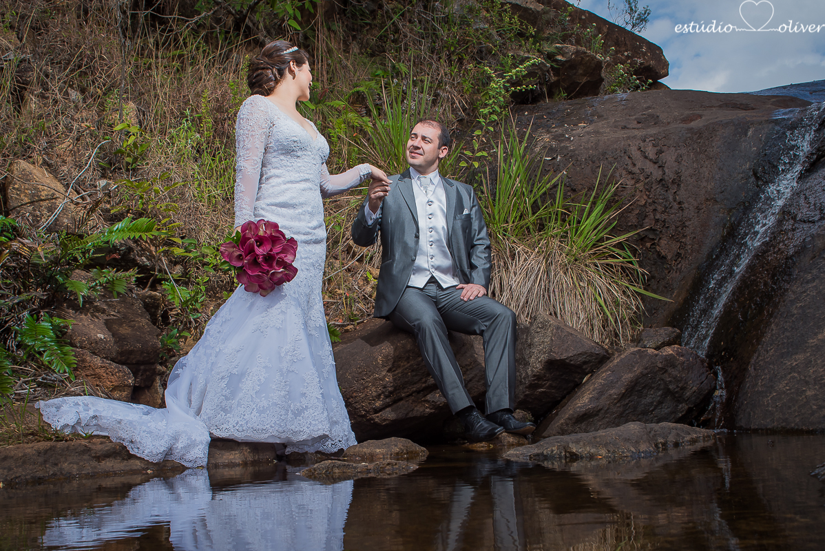 fotografo criativo em belo horizonte, os melhores fotografo de bh, foto ao ar livre, pos casamento, vestida de branco, terno de noivo cinza