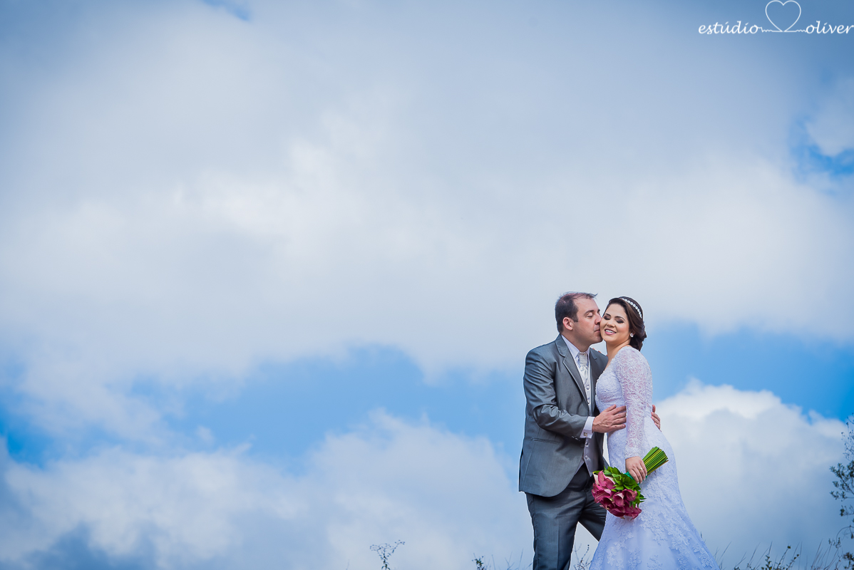 fotografo criativo em belo horizonte, os melhores fotografo de bh, foto ao ar livre, pos casamento, vestida de branco, terno de noivo cinza