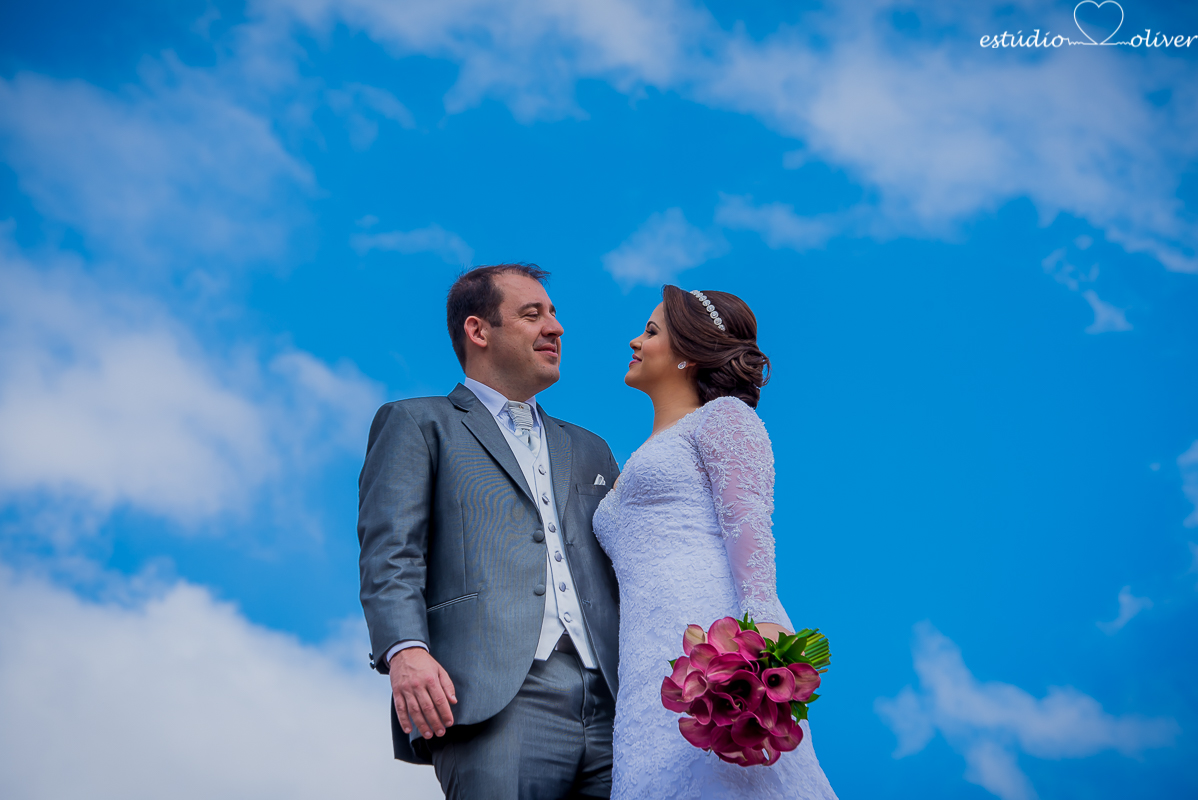 fotografo criativo em belo horizonte, os melhores fotografo de bh, foto ao ar livre, pos casamento, vestida de branco, terno de noivo cinza