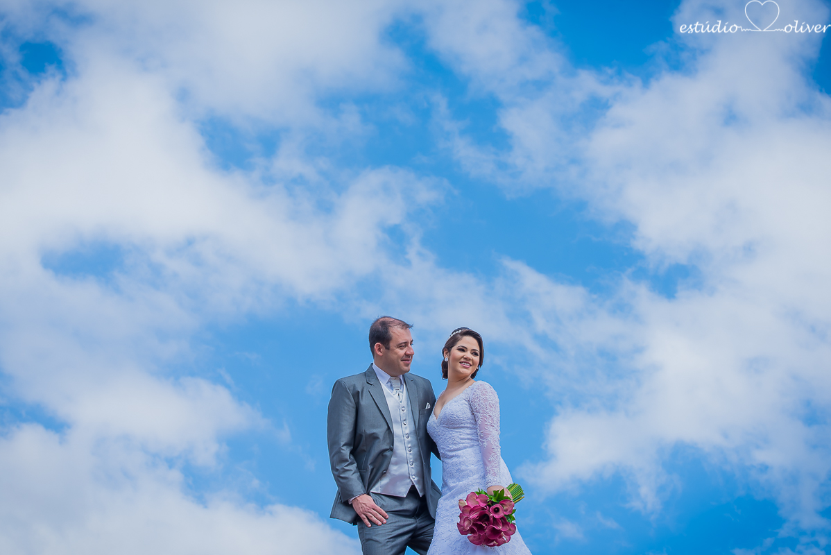 fotografo criativo em belo horizonte, os melhores fotografo de bh, foto ao ar livre, pos casamento, vestida de branco, terno de noivo cinza