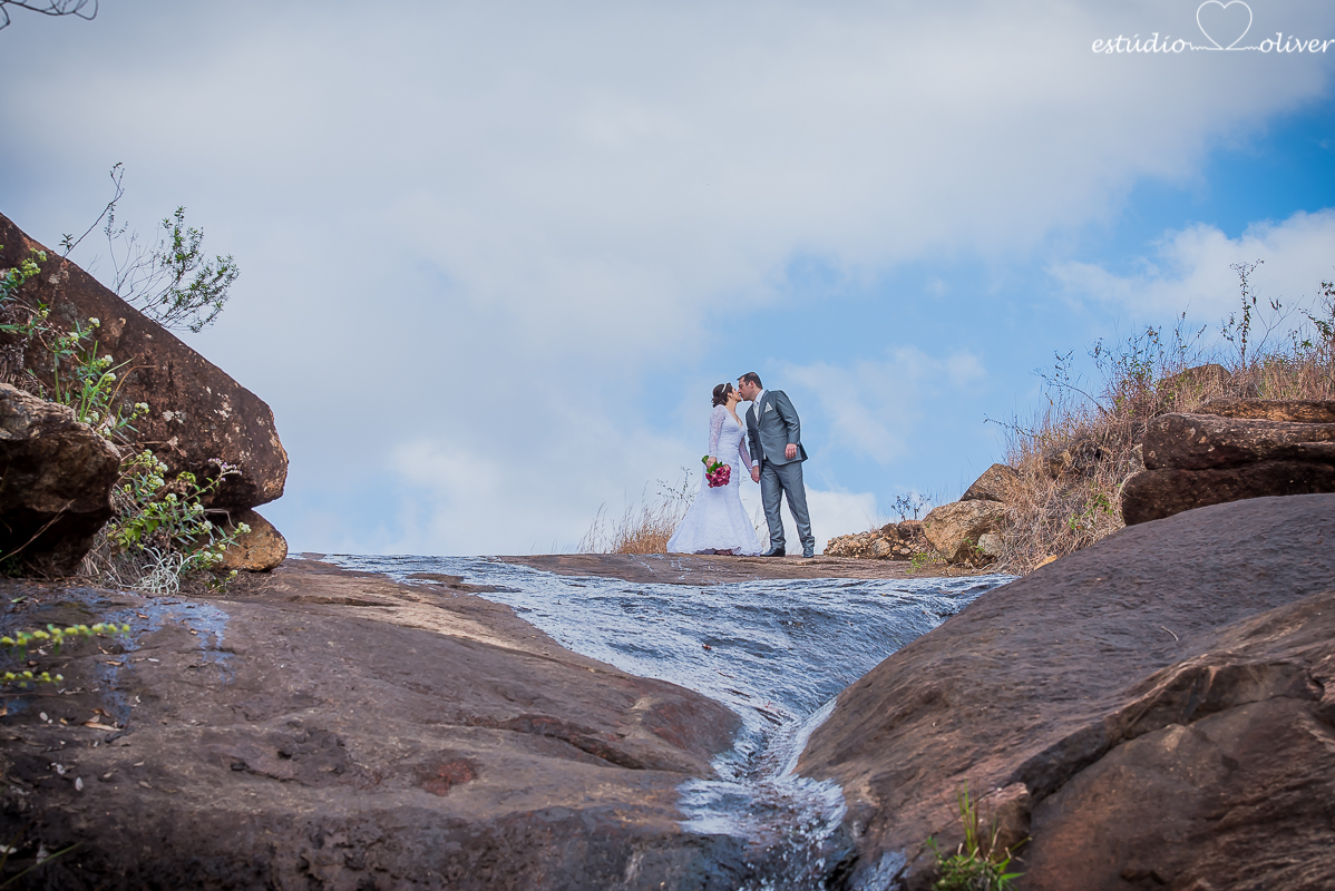 fotografo criativo em belo horizonte, os melhores fotografo de bh, foto ao ar livre, pos casamento, vestida de branco, terno de noivo cinza