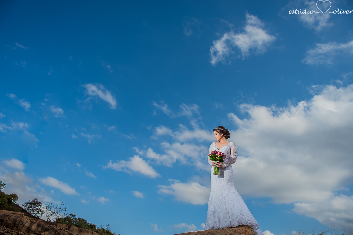 fotografo criativo em belo horizonte, os melhores fotografo de bh, foto ao ar livre, pos casamento, vestida de branco, terno de noivo cinza