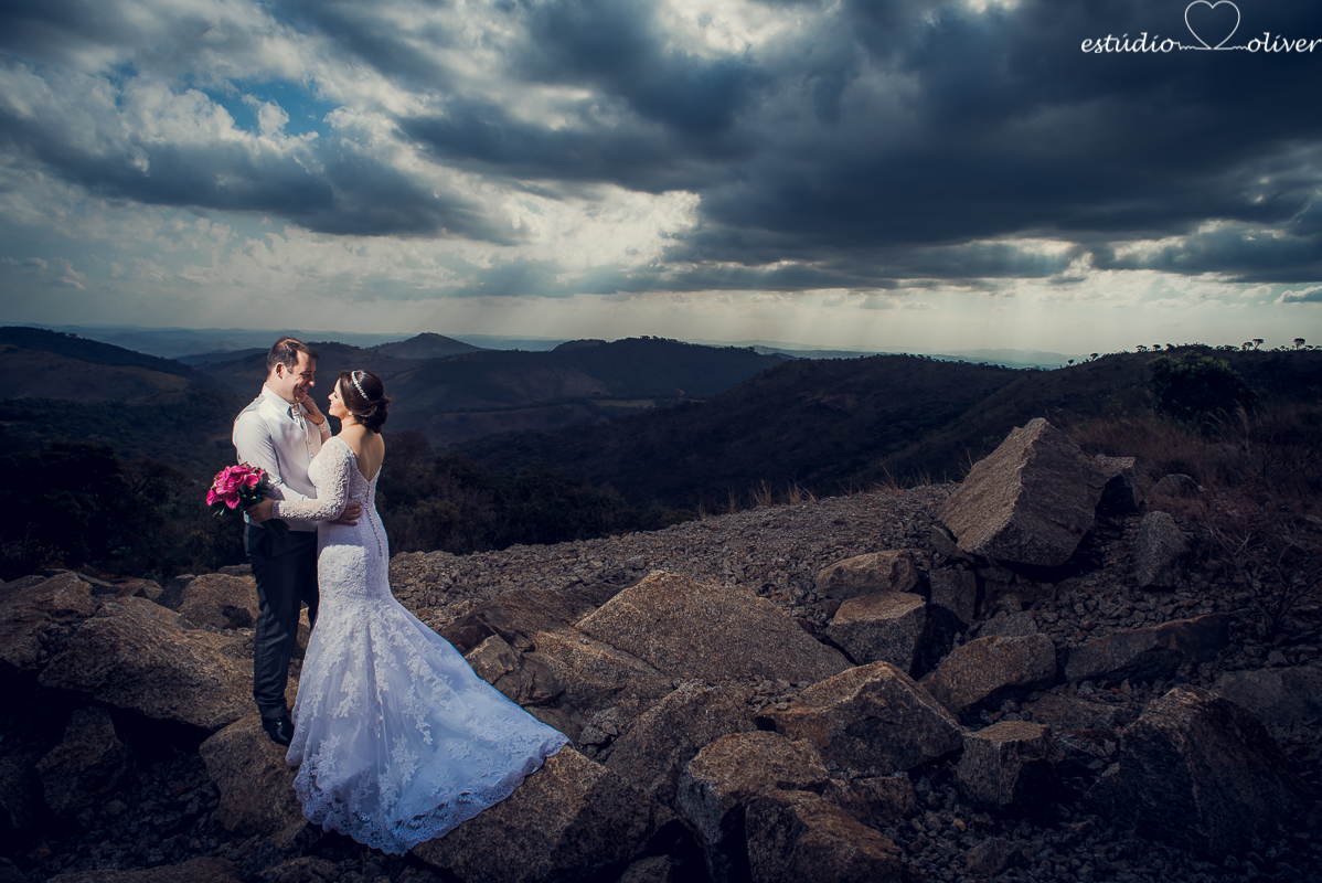 fotografo criativo em belo horizonte, os melhores fotografo de bh, foto ao ar livre, pos casamento, vestida de branco, terno de noivo cinza