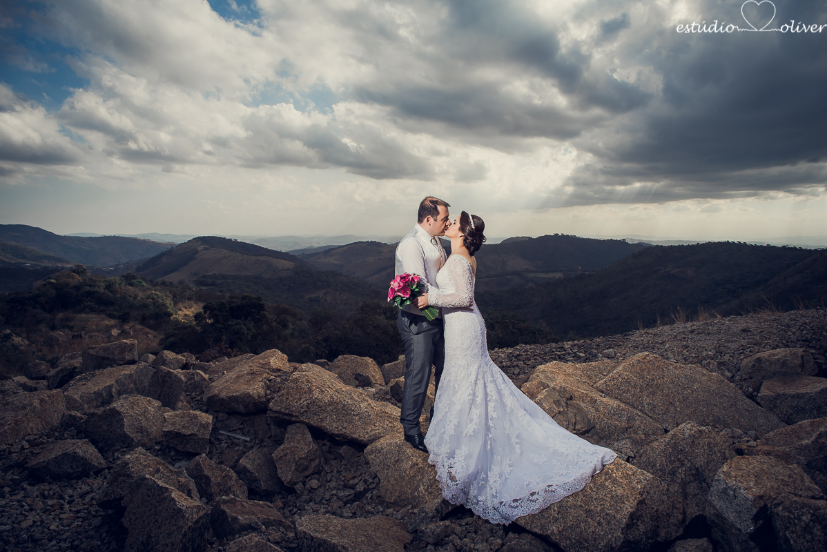 fotografo criativo em belo horizonte, os melhores fotografo de bh, foto ao ar livre, pos casamento, vestida de branco, terno de noivo cinza