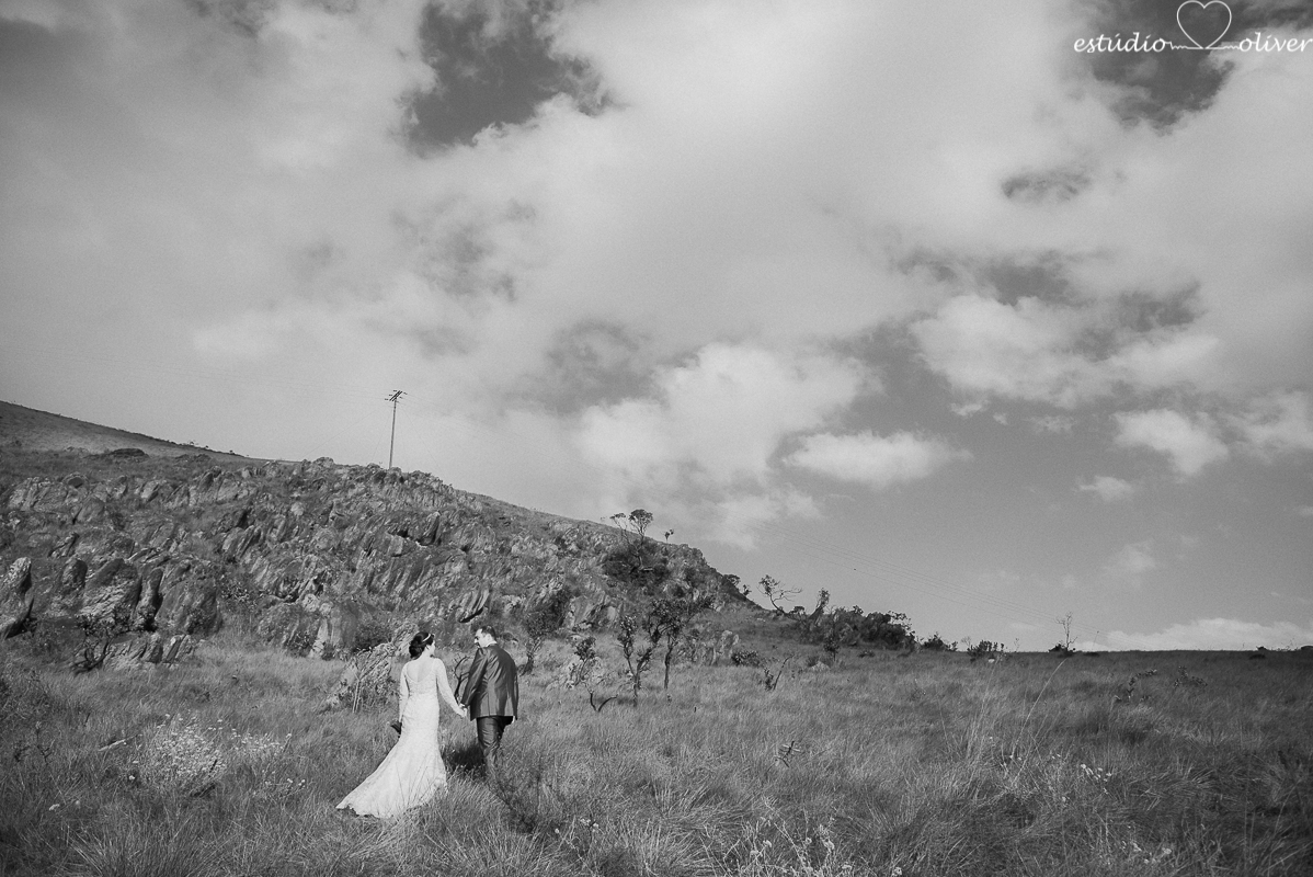 fotografo criativo em belo horizonte, os melhores fotografo de bh, foto ao ar livre, pos casamento, vestida de branco, terno de noivo cinza