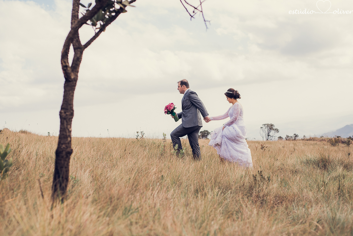 fotografo criativo em belo horizonte, os melhores fotografo de bh, foto ao ar livre, pos casamento, vestida de branco, terno de noivo cinza
