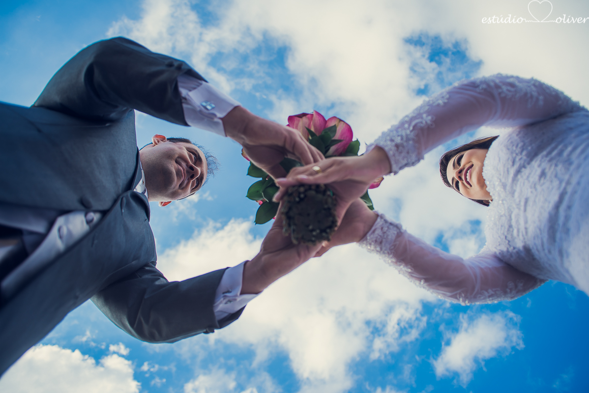 fotografo criativo em belo horizonte, os melhores fotografo de bh, foto ao ar livre, pos casamento, vestida de branco, terno de noivo cinza