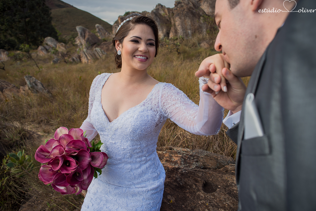 fotografo criativo em belo horizonte, os melhores fotografo de bh, foto ao ar livre, pos casamento, vestida de branco, terno de noivo cinza
