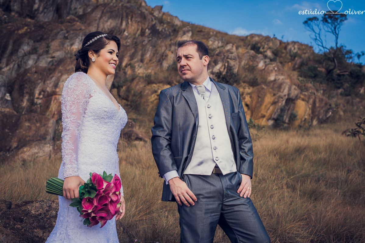 fotografo criativo em belo horizonte, os melhores fotografo de bh, foto ao ar livre, pos casamento, vestida de branco, terno de noivo cinza