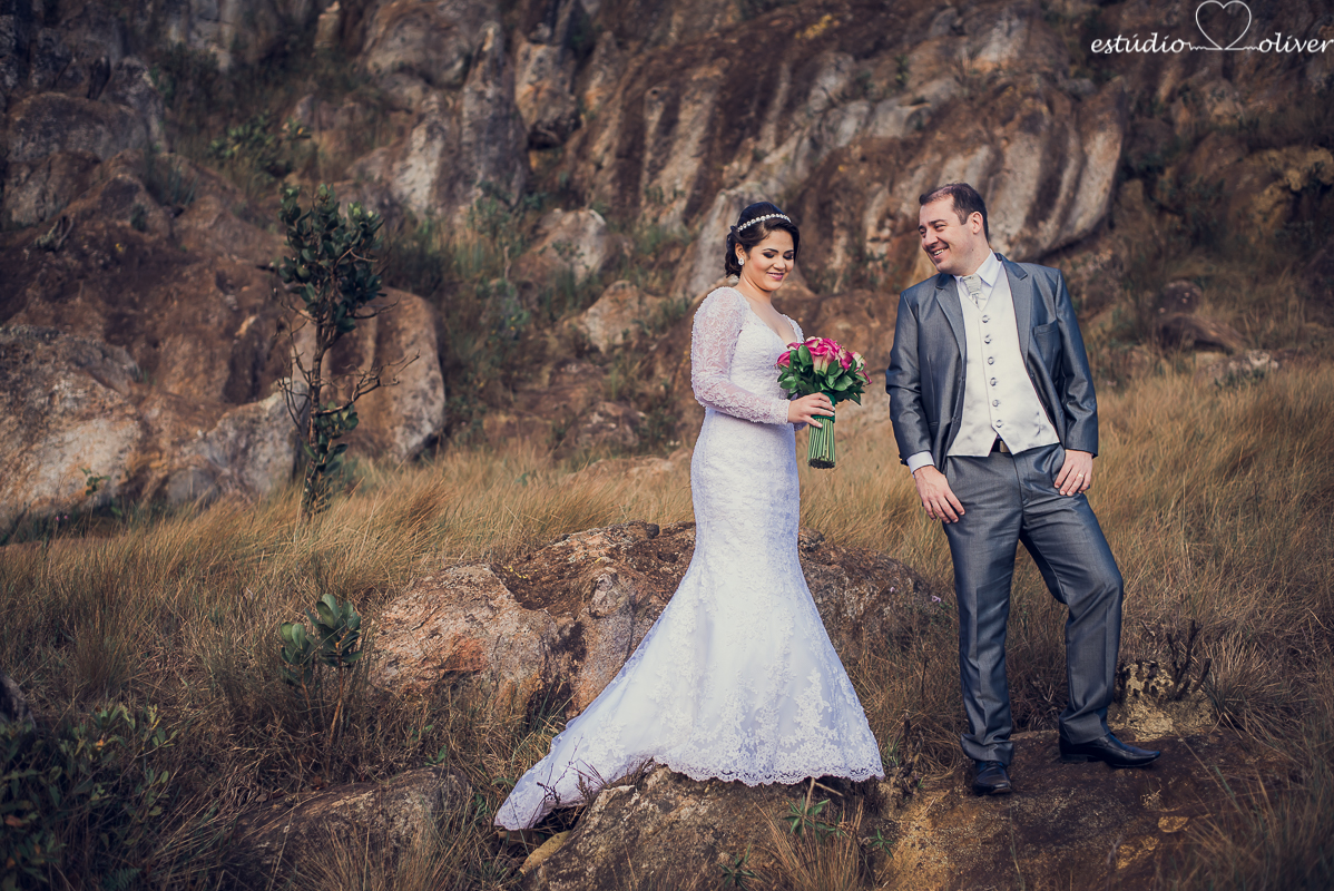fotografo criativo em belo horizonte, os melhores fotografo de bh, foto ao ar livre, pos casamento, vestida de branco, terno de noivo cinza