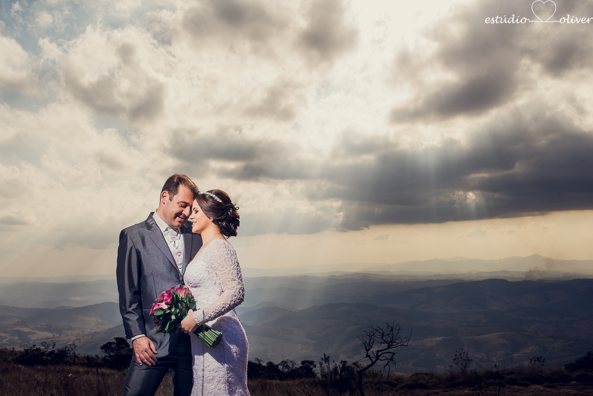 fotografo criativo em belo horizonte, os melhores fotografo de bh, foto ao ar livre, pos casamento, vestida de branco, terno de noivo cinza