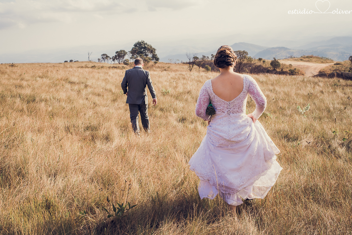 fotografo criativo em belo horizonte, os melhores fotografo de bh, foto ao ar livre, pos casamento, vestida de branco, terno de noivo cinza