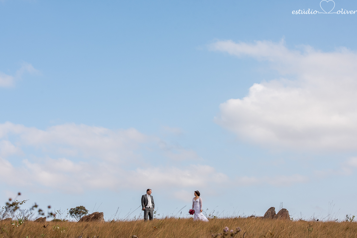 fotografo criativo em belo horizonte, os melhores fotografo de bh, foto ao ar livre, pos casamento, vestida de branco, terno de noivo cinza