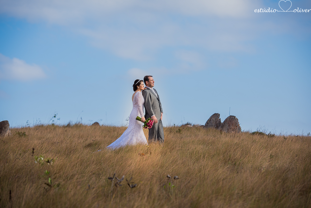 fotografo criativo em belo horizonte, os melhores fotografo de bh, foto ao ar livre, pos casamento, vestida de branco, terno de noivo cinza