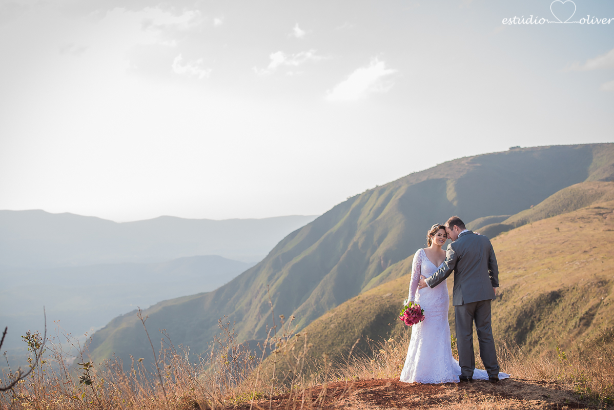fotografo criativo em belo horizonte, os melhores fotografo de bh, foto ao ar livre, pos casamento, vestida de branco, terno de noivo cinza