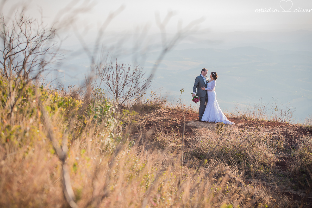 fotografo criativo em belo horizonte, os melhores fotografo de bh, foto ao ar livre, pos casamento, vestida de branco, terno de noivo cinza