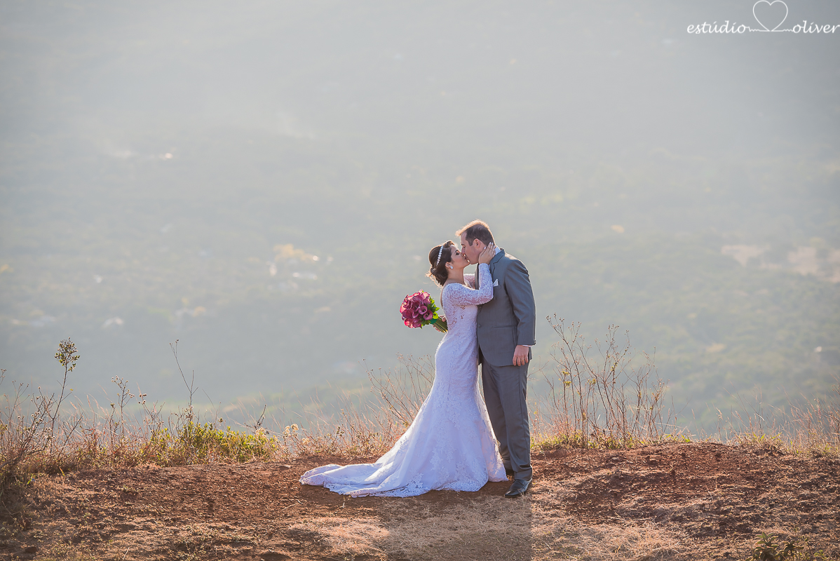 fotografo criativo em belo horizonte, os melhores fotografo de bh, foto ao ar livre, pos casamento, vestida de branco, terno de noivo cinza