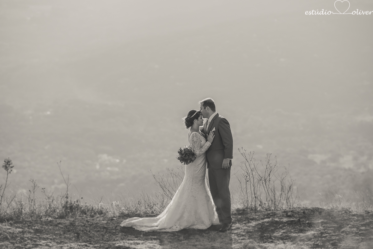 fotografo criativo em belo horizonte, os melhores fotografo de bh, foto ao ar livre, pos casamento, vestida de branco, terno de noivo cinza