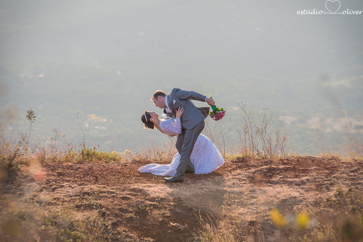 fotografo criativo em belo horizonte, os melhores fotografo de bh, foto ao ar livre, pos casamento, vestida de branco, terno de noivo cinza