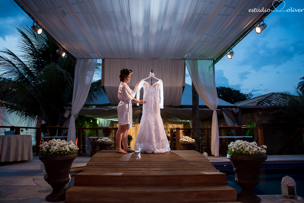 vestido de noiva, vestida de branco