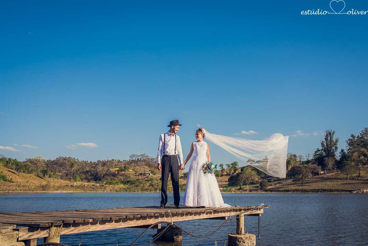 noivo com gravata borboleta, ensaio pos casamento em pedroleopoldo, fotos romanticas, fotografo de belo horizonte, os melhores fotografo de belo horizonte