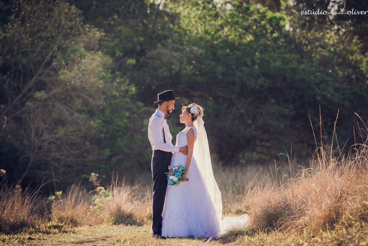 noivo com gravata borboleta, ensaio pos casamento em pedroleopoldo, fotos romanticas, fotografo de belo horizonte, os melhores fotografo de belo horizonte
