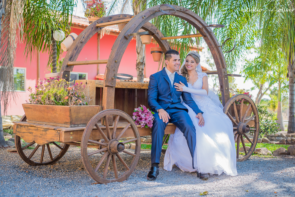 fotos de pos casamento em leite ao pe da vaca, terno de noivo azul, vestido de noiva de princesa, fotografo de belo horizonte, os melhores fotografo de bh, buque rosa