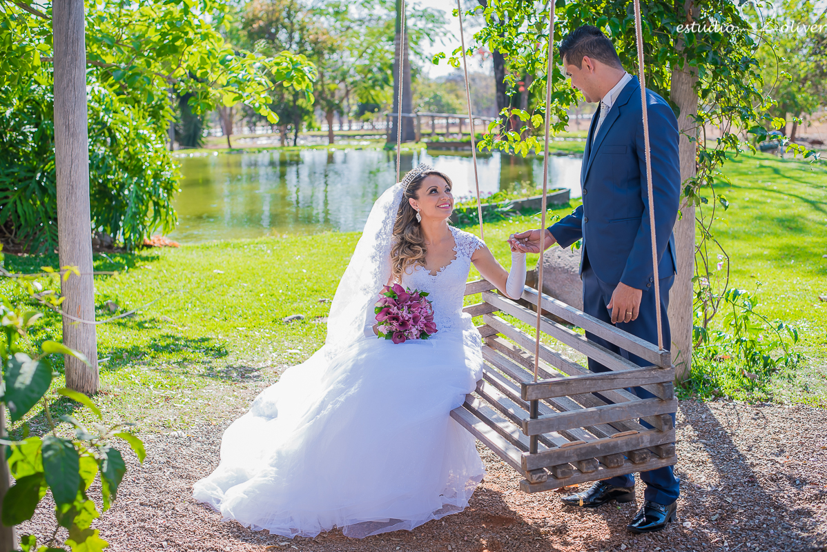 fotos de pos casamento em leite ao pe da vaca, terno de noivo azul, vestido de noiva de princesa, fotografo de belo horizonte, os melhores fotografo de bh, buque rosa