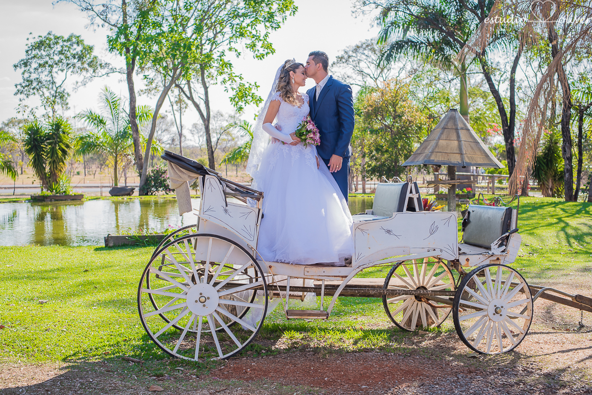 fotos de pos casamento em leite ao pe da vaca, terno de noivo azul, vestido de noiva de princesa, fotografo de belo horizonte, os melhores fotografo de bh, buque rosa