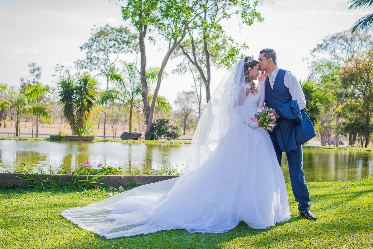 fotos de pos casamento em leite ao pe da vaca, terno de noivo azul, vestido de noiva de princesa, fotografo de belo horizonte, os melhores fotografo de bh, buque rosa