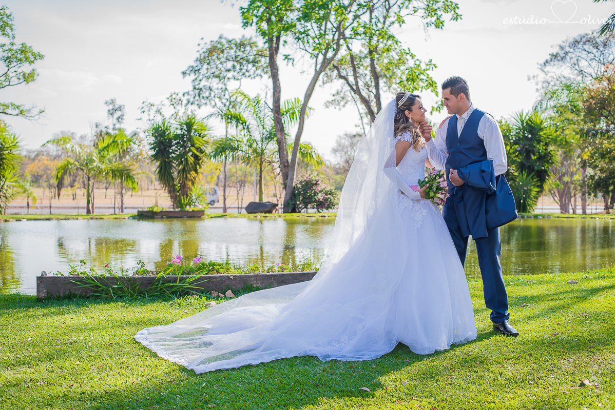 fotos de pos casamento em leite ao pe da vaca, terno de noivo azul, vestido de noiva de princesa, fotografo de belo horizonte, os melhores fotografo de bh, buque rosa