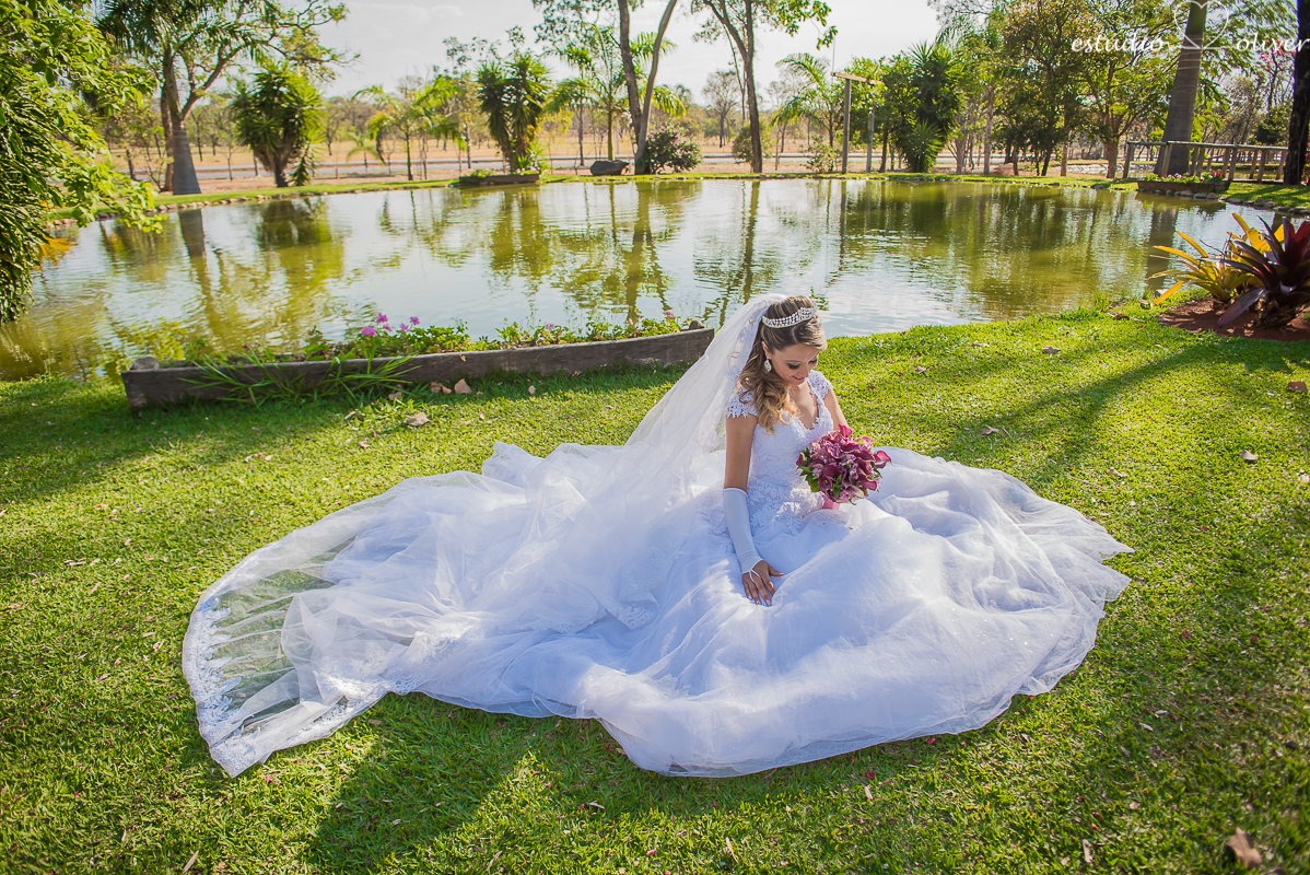 fotos de pos casamento em leite ao pe da vaca, terno de noivo azul, vestido de noiva de princesa, fotografo de belo horizonte, os melhores fotografo de bh, buque rosa