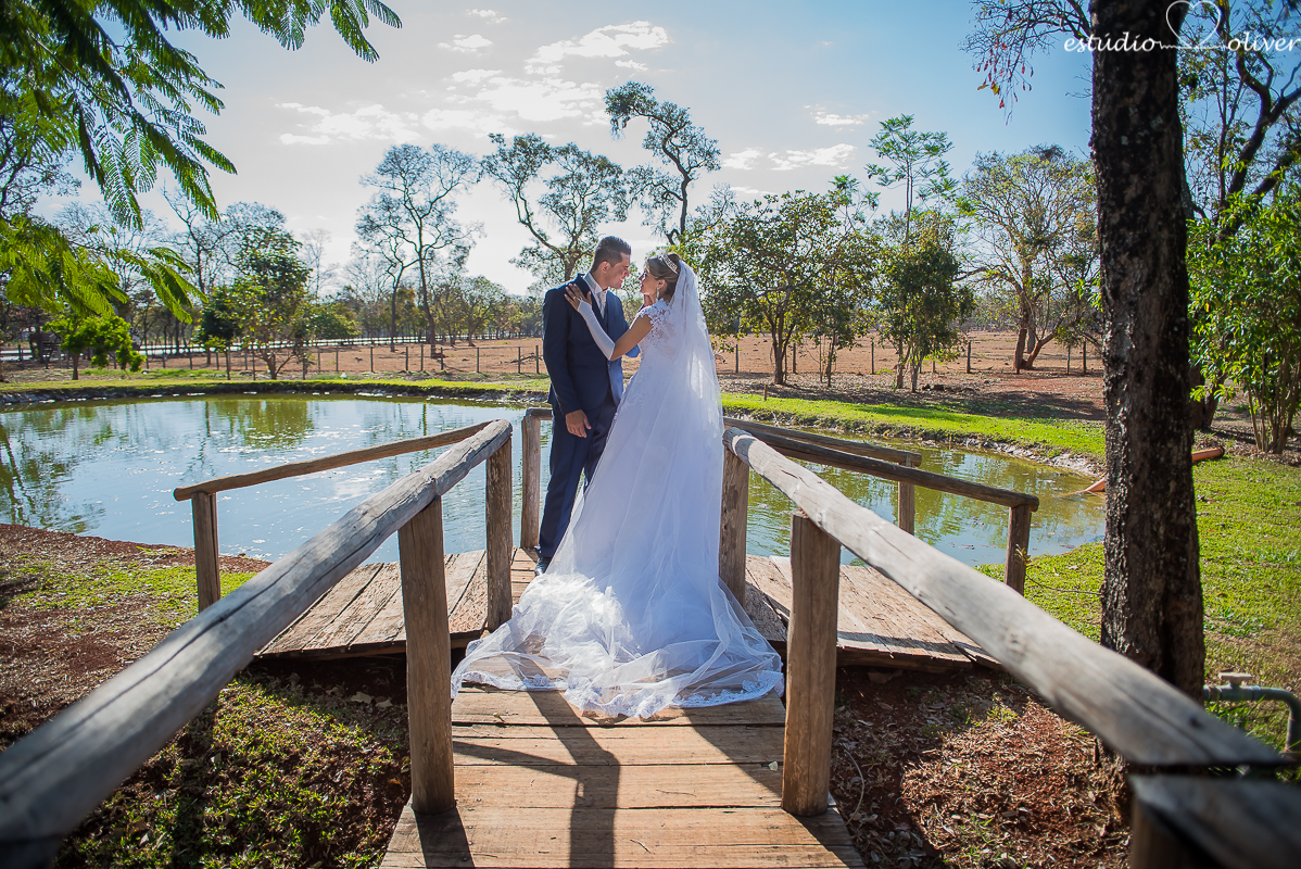 fotos de pos casamento em leite ao pe da vaca, terno de noivo azul, vestido de noiva de princesa, fotografo de belo horizonte, os melhores fotografo de bh, buque rosa