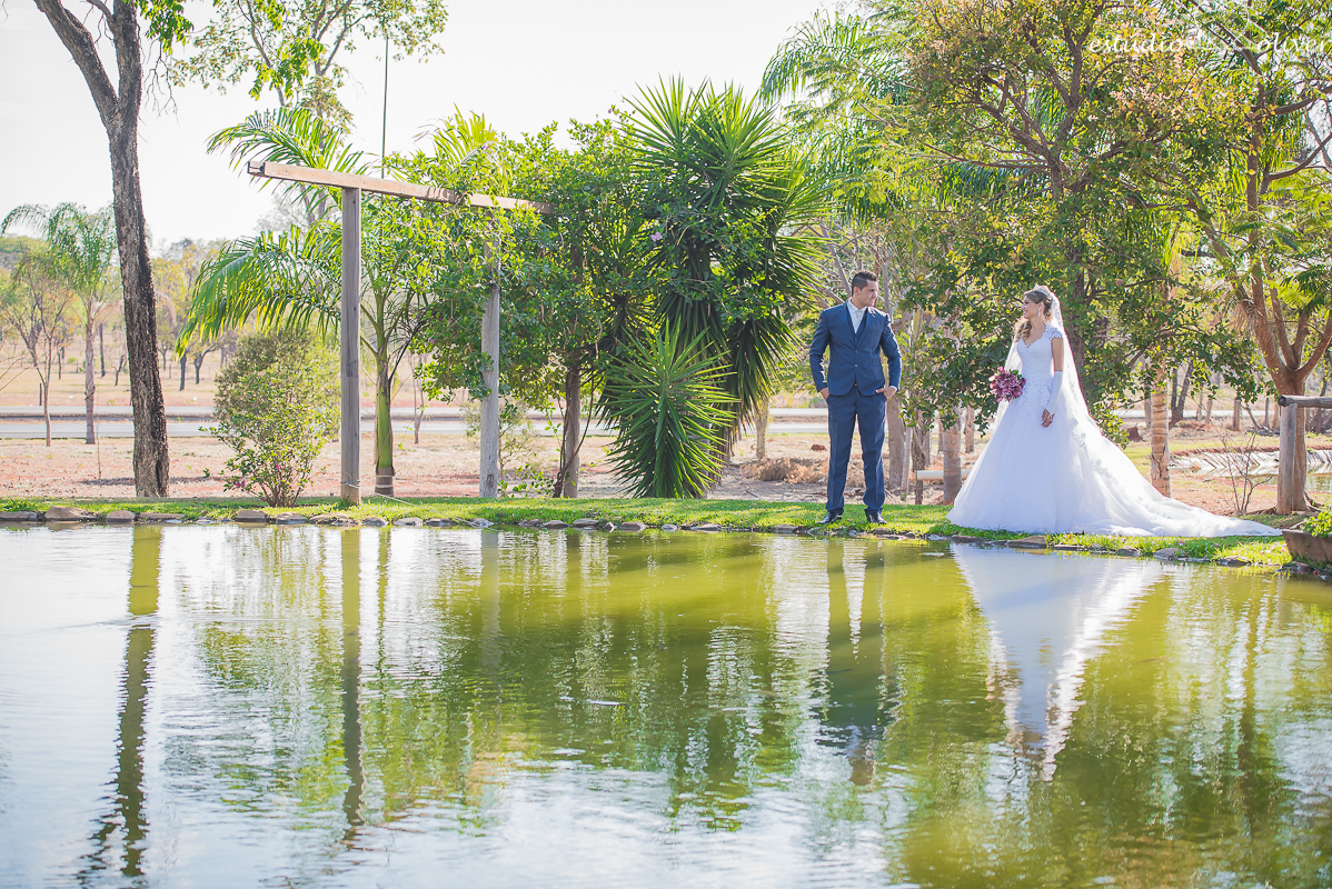 fotos de pos casamento em leite ao pe da vaca, terno de noivo azul, vestido de noiva de princesa, fotografo de belo horizonte, os melhores fotografo de bh, buque rosa