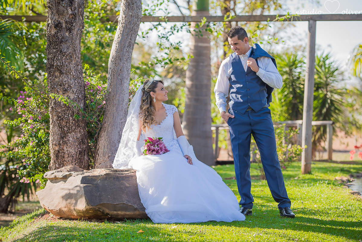 fotos de pos casamento em leite ao pe da vaca, terno de noivo azul, vestido de noiva de princesa, fotografo de belo horizonte, os melhores fotografo de bh, buque rosa