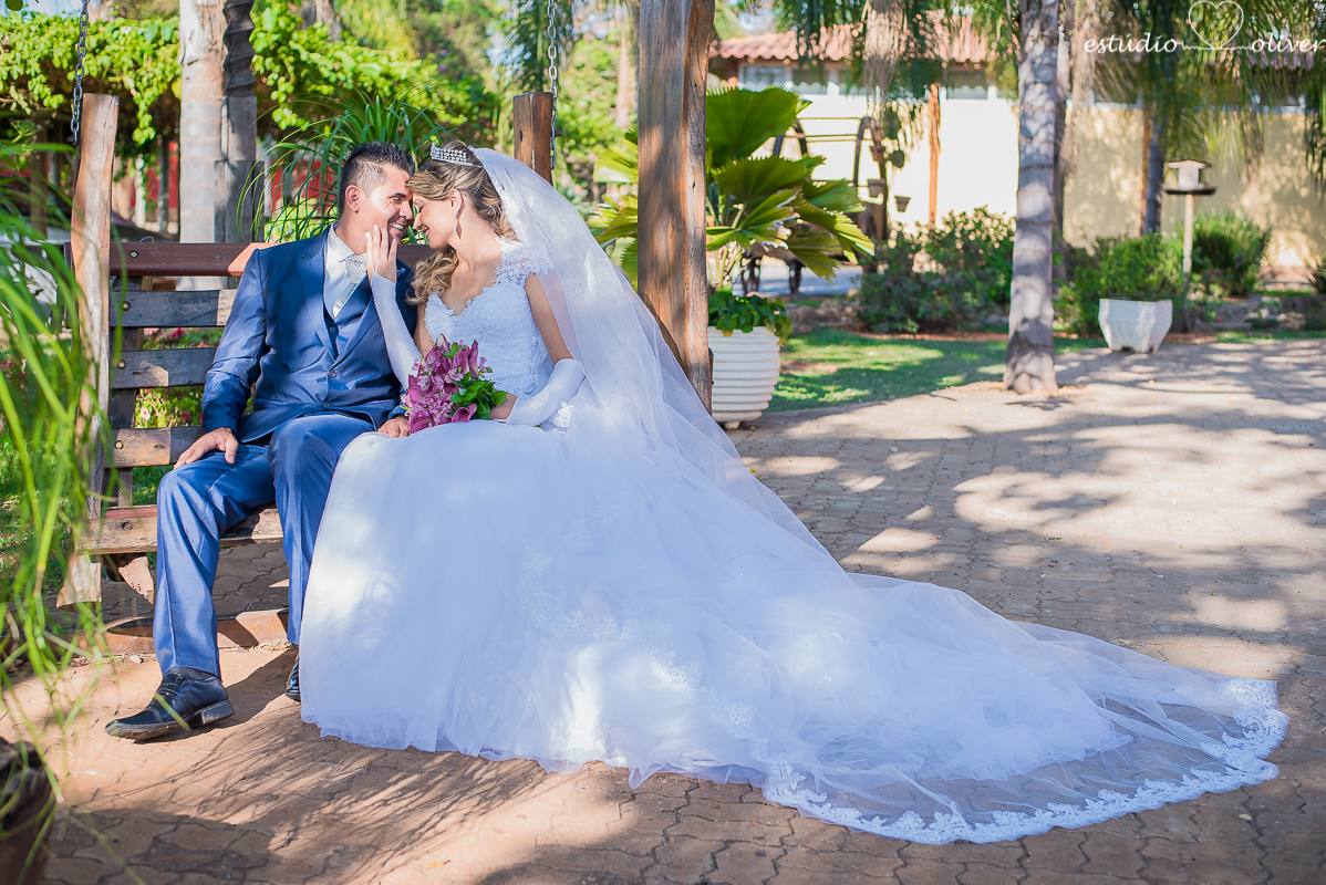 fotos de pos casamento em leite ao pe da vaca, terno de noivo azul, vestido de noiva de princesa, fotografo de belo horizonte, os melhores fotografo de bh, buque rosa